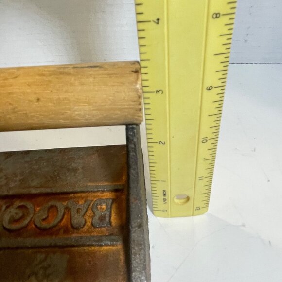 Vintage Cast Iron Pig Design Bacon Press With Wooden Handle - Picture 11 of 12